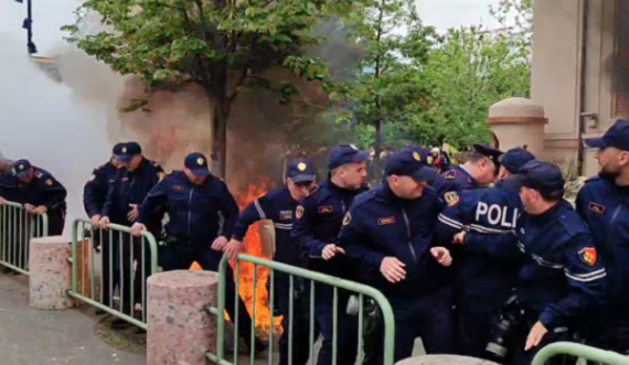 Protesta e dhunshme para Bashkisë në Tiranë, hidhet molotov