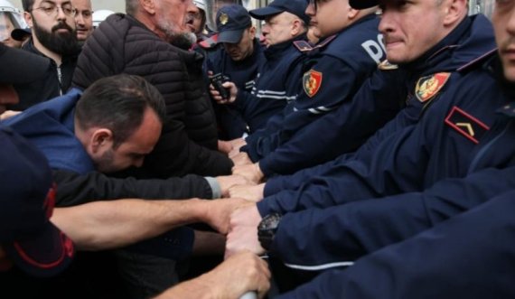 Protesta qytetare kundër korrupsionit të Veliajt: Policia mbron hajdutët nga qytetarët