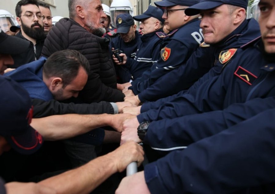 Protesta qytetare kundër korrupsionit të Veliajt: Policia mbron hajdutët nga qytetarët