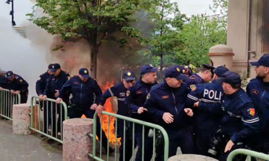 Protesta e dhunshme para Bashkisë në Tiranë, hidhet molotov