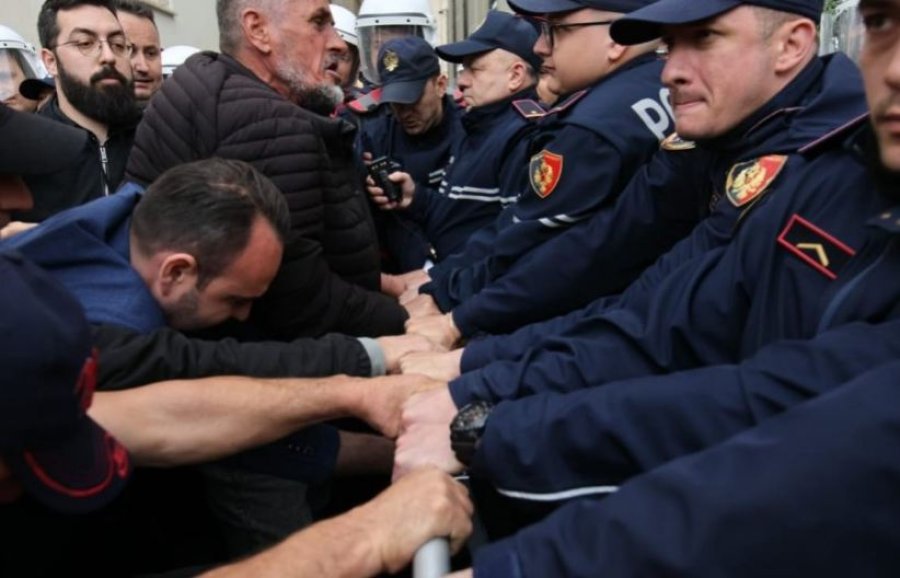 Protesta qytetare kundër korrupsionit të Veliajt: Policia mbron hajdutët nga qytetarët