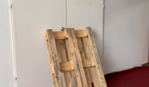 Profesorit Xhevdet Krasniqi sot iu bllokua dalja nga salla e Këshillit të Etikës