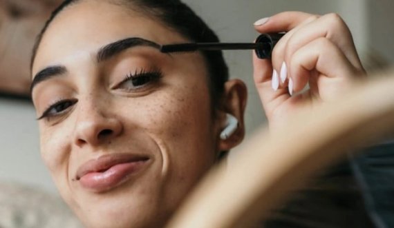 Për një pamje më natyrale të vetullave, përdorni rimel dhe jo lapsa