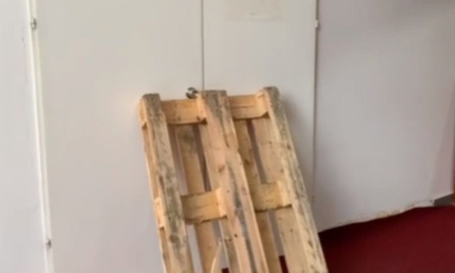 Profesorit Xhevdet Krasniqi sot iu bllokua dalja nga salla e Këshillit të Etikës