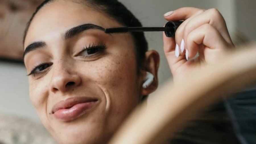 Për një pamje më natyrale të vetullave, përdorni rimel dhe jo lapsa