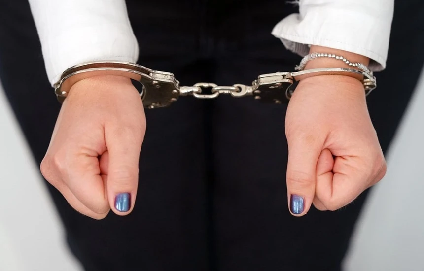 Ferizaj: Arrestohet një femër, policia gjatë kontrollit i gjen 12 fishekë të kalibrit 9 mm dhe një thikë