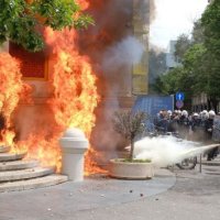 Në protestën te Bashkia e Tiranës, objekti qëllohet  me molotov 