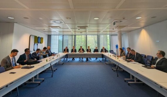 Lajçak: Takimi Bislimi-Petkoviq përfundoi duke paraqitur një dokument kompromisi