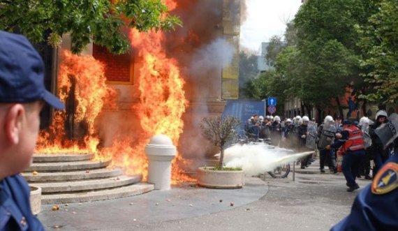 Në protestën te Bashkia e Tiranës, objekti qëllohet  me molotov 