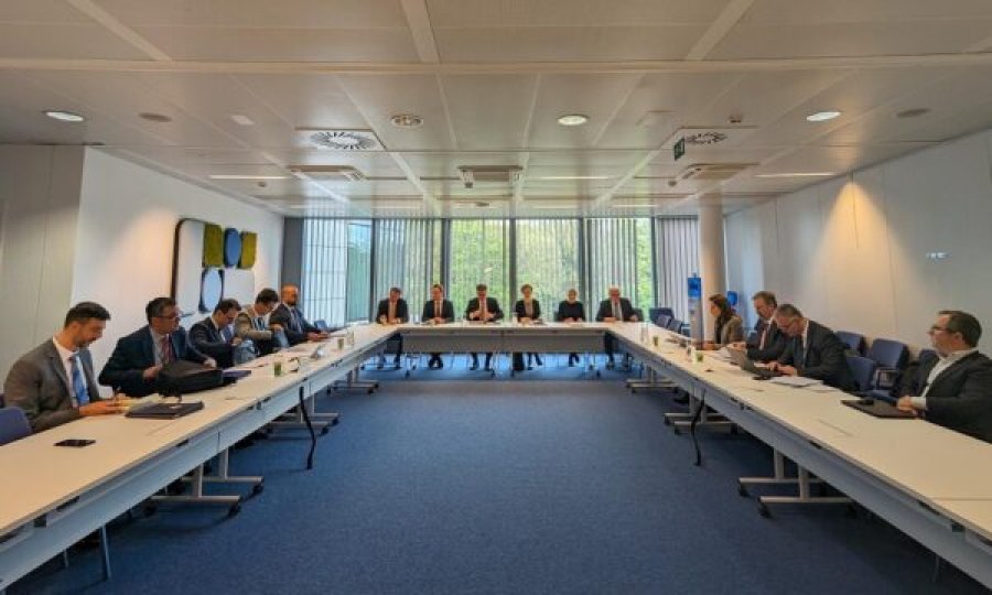 Lajçak: Takimi Bislimi-Petkoviq përfundoi duke paraqitur një dokument kompromisi