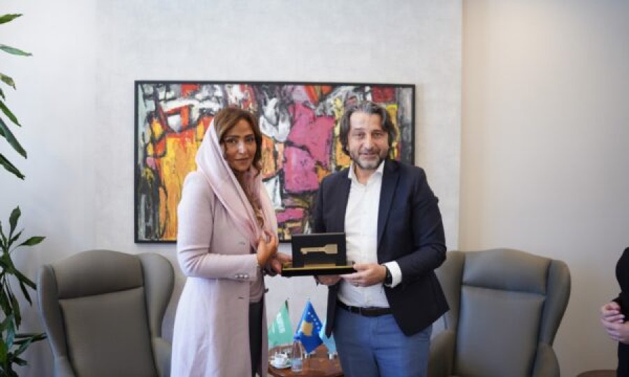 Princesha Lamia bint Majid Al Saud vjen në Prishtinë, bën një donacion në Kosovë