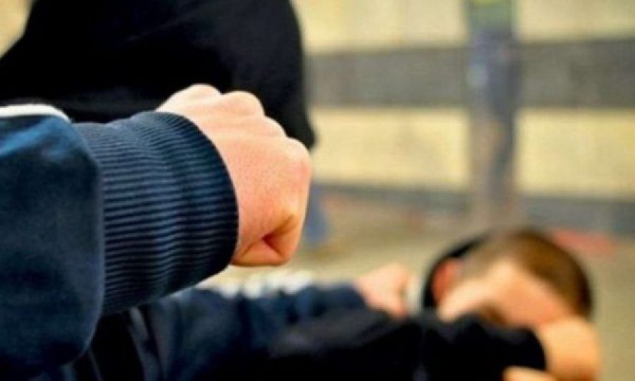 66-vjeçari godet me shkelma nipin dhe bashkëshorten e tij