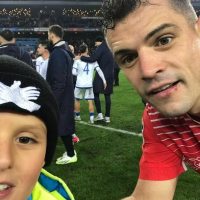 ‘Selfie’ me Xhakën i kushtoi shtrenjtë tifozit të vogël kosovar, reagon babai i tij i tronditur