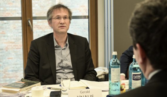 Gazetari i FAZ dhe Knaus nga ESI i kundërpërgjigjen Vuçiqit për Asociaiconin dhe anëtarësimin e Kosovës në KiE