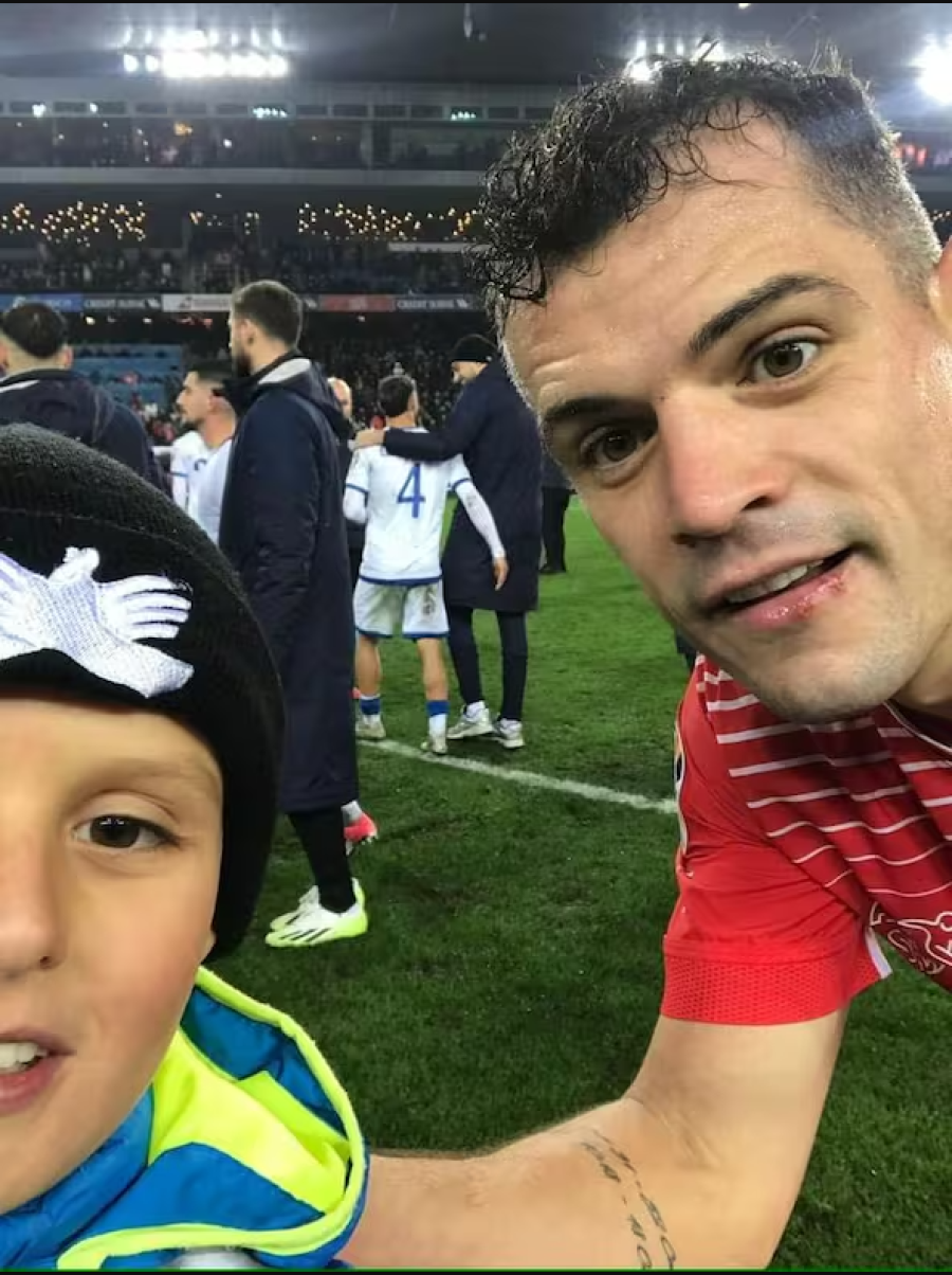 ‘Selfie’ me Xhakën i kushtoi shtrenjtë tifozit të vogël kosovar, reagon babai i tij i tronditur