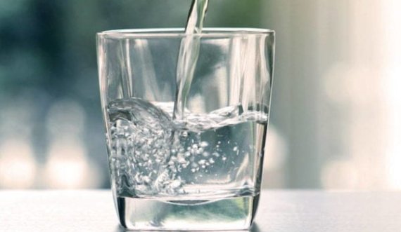 Pesë arsye pse duhet të pini ujë të ngrohtë