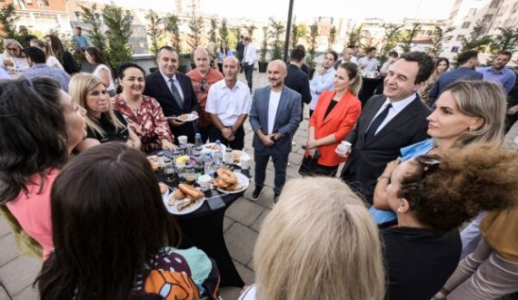 Kurti mbledh stafin e qeverisë në Ballkonin e Hapur