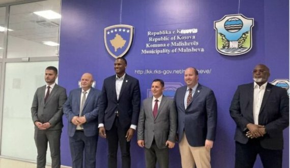Malisheva ua jep çmimin “Qytetar Nderi” tre shtetasve amerikanë për kontributin ndaj Kosovës