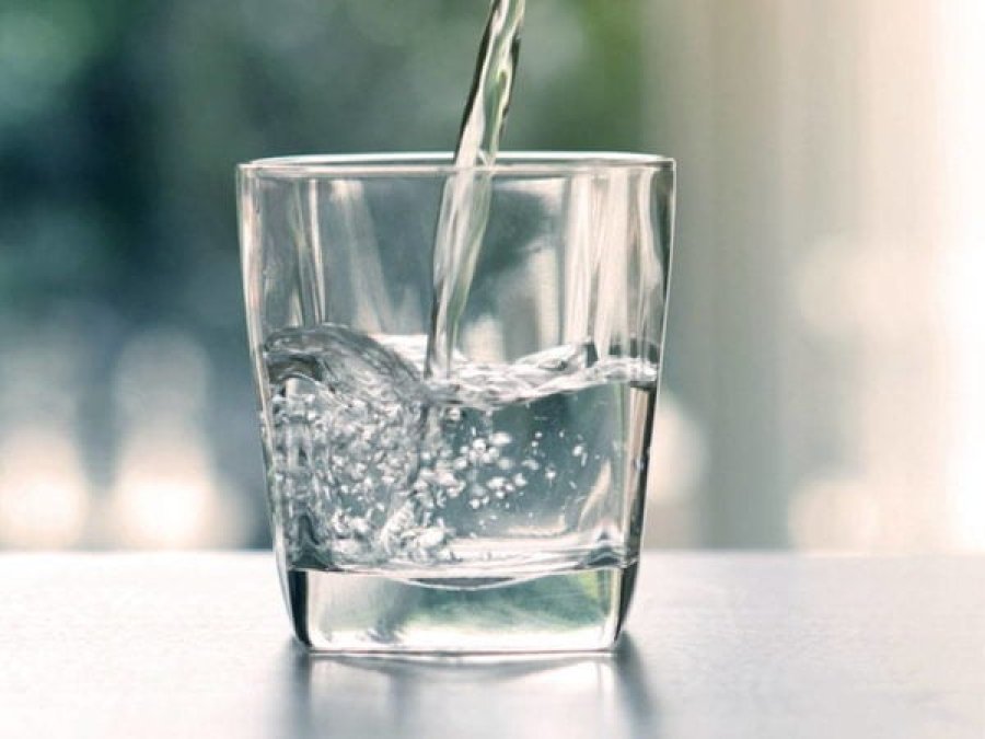 Pesë arsye pse duhet të pini ujë të ngrohtë