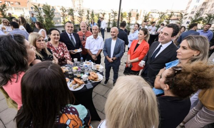 Kurti mbledh stafin e qeverisë në Ballkonin e Hapur