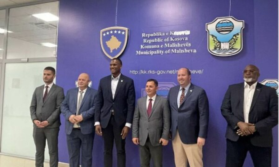 Malisheva ua jep çmimin “Qytetar Nderi” tre shtetasve amerikanë për kontributin ndaj Kosovës