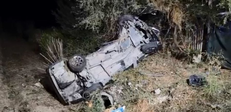 Aksident i rëndë në Shqipëri, vetura del nga rruga, ndërron jetë shoferi
