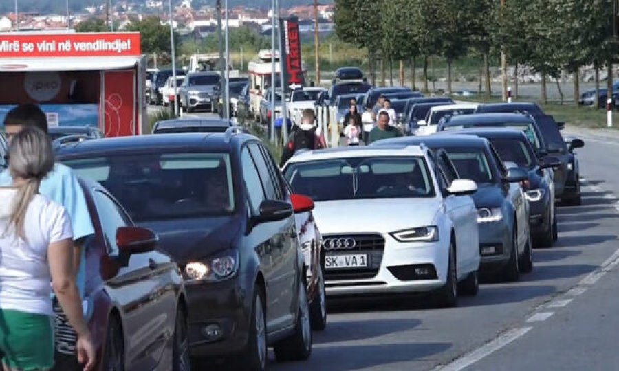 Kolona te Dheu i Bardhë dhe në Merdar, pritjet deri në 1 orë për të dalë nga Kosova