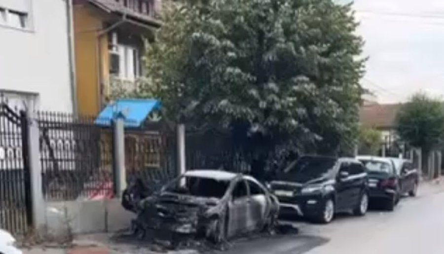 Në Prishtinë digjet një veturë, ende nuk dihet shkaktari