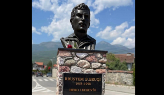 Inaugurohet busti i heroit Rrustem Bruqi në Isniq, Kurti:  Lum familja që e rriti e formoi dhe lum Kosova që e pati ushtar të saj 