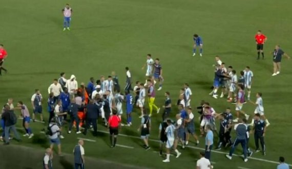 Kjo ishte përleshja e tmerrshme  mes lojtarëve të Francës dhe Argjentinës pas ndeshjes çerekfinale