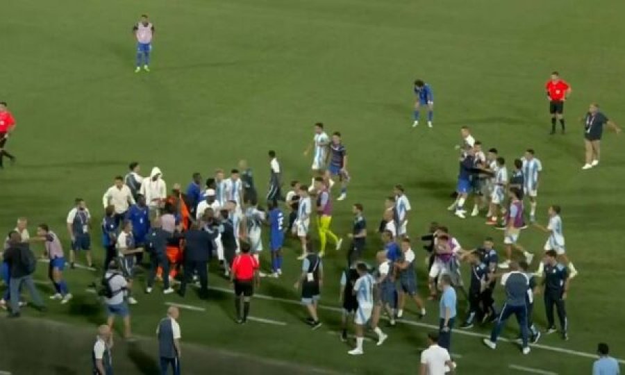 Kjo ishte përleshja e tmerrshme  mes lojtarëve të Francës dhe Argjentinës pas ndeshjes çerekfinale