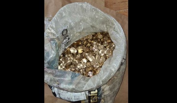 Arrestohet një person për shpërndarjen e parave të falsifikuara me prerje metalike prej 2 euro
