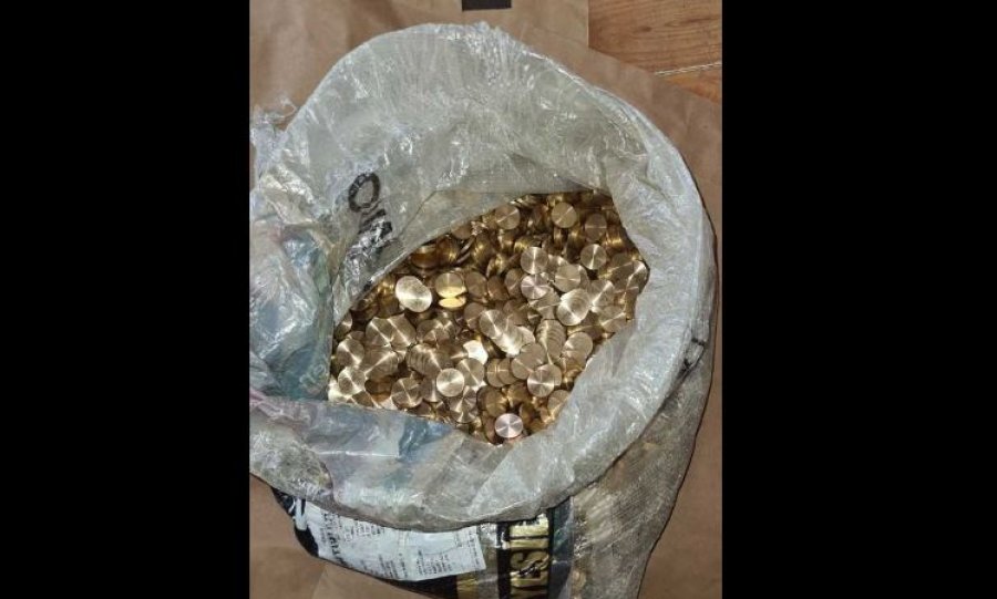Arrestohet një person për shpërndarjen e parave të falsifikuara me prerje metalike prej 2 euro