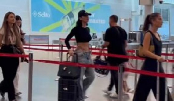 Dafina Zeqiri surprizon pasagjerët në Aeroportin e Tiranës
