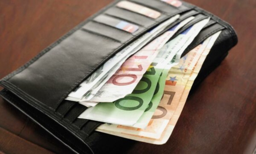 Gjesti shembullor i 12-vjeçarit nga Skënderaj: E gjeti portofolin me 2 mijë e 500 euro, menjëherë e dorëzoi në Polici