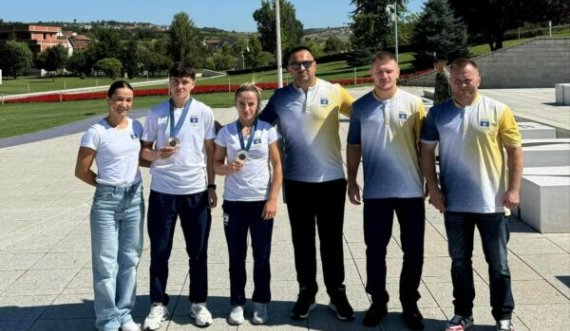 Ekipi olimpik i Kosovës përulet para dëshmorëve e martirëve të kombit
