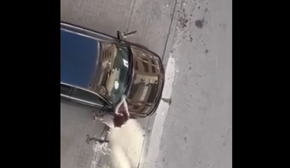 Zbardhen detaje: Si arriti një grua kosovare t'i thej veturat me çekan