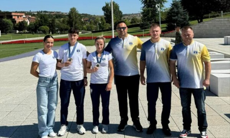 Ekipi olimpik i Kosovës përulet para dëshmorëve e martirëve të kombit