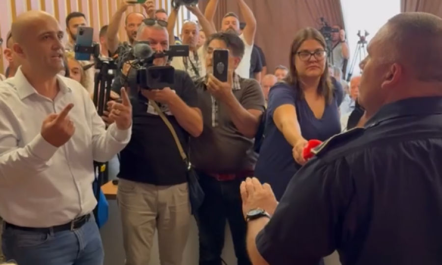 Qytetarët serbë përplasen verbalisht me zëvendëskomandantin e policisë në debatin për Urën e Ibri