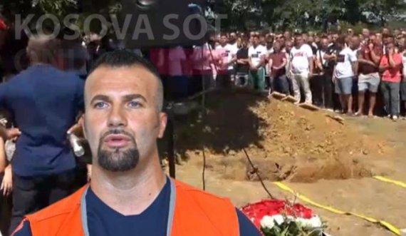 Ja çfarë bën disa qytetarë gjatë varrimit të Faton Hajrizit 