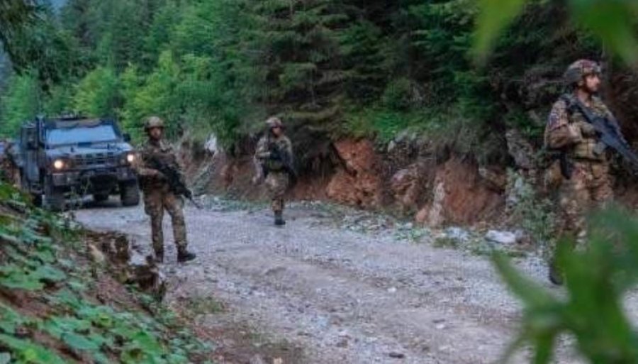 KFOR’i shfaqet duke patrulluar përgjatë kufirit