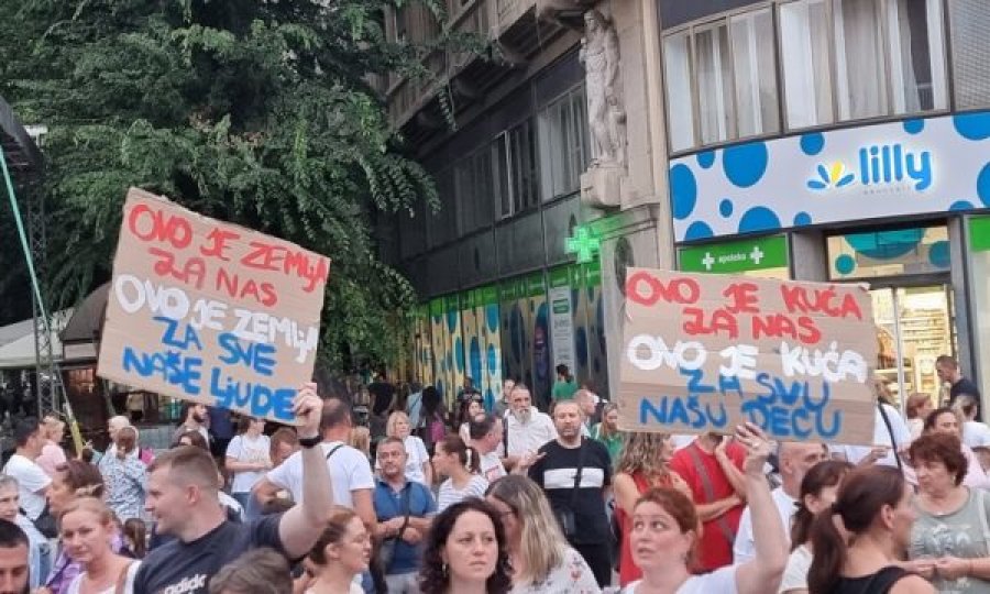 Protestuesit serbë e krahasojnë Serbinë e Vuçiqit me Korenë e Veriut