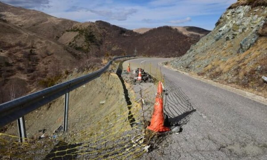 Nënshkruhet kontrata për rehabilitimin e rrugës Podujevë-Bajgorë-Mitrovicë, vlen 4 milionë euro