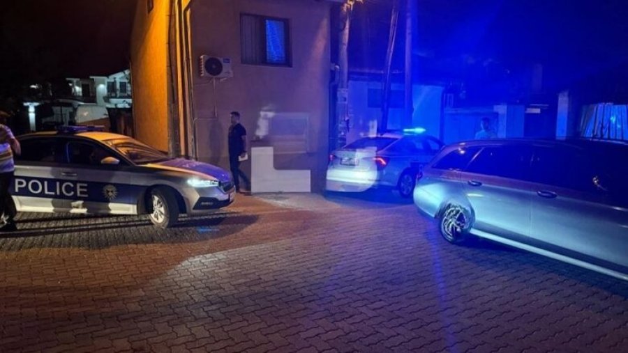 Dy të lënduar nga shpërthimi në Pejë – policia sekuestroi një kallash dhe 90 fishek në vendin e ngjarjes