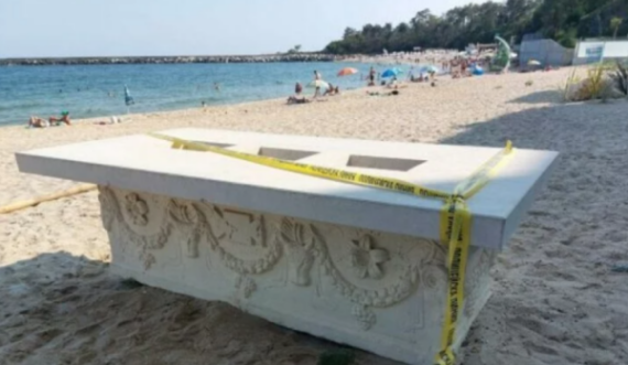 Bullgarët përdorën një sarkofag të lashtë romak si tavolinë në një kafene plazhi