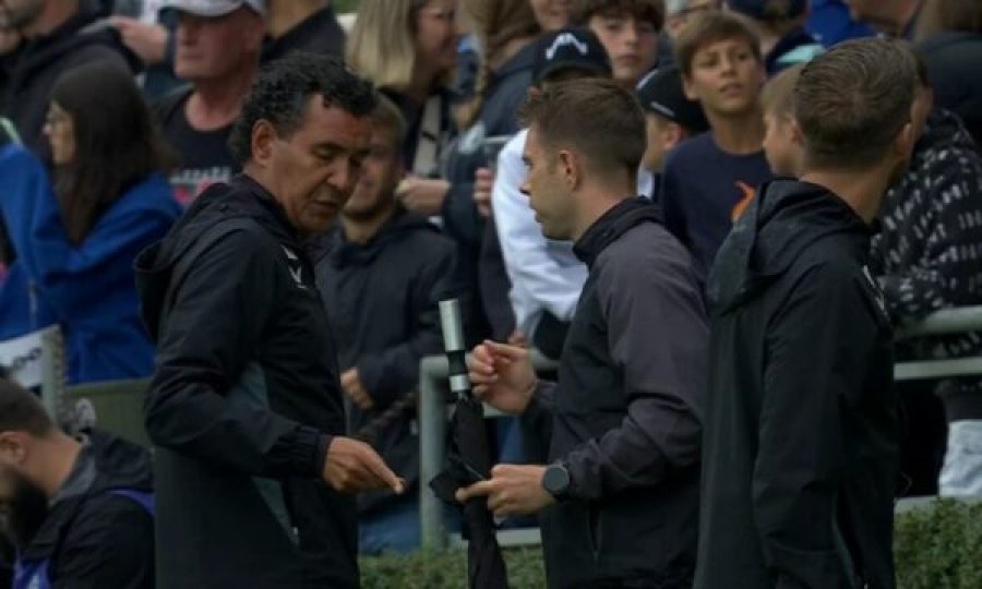 Babai i lojtarit shqiptar e godet me çadër trajnerin