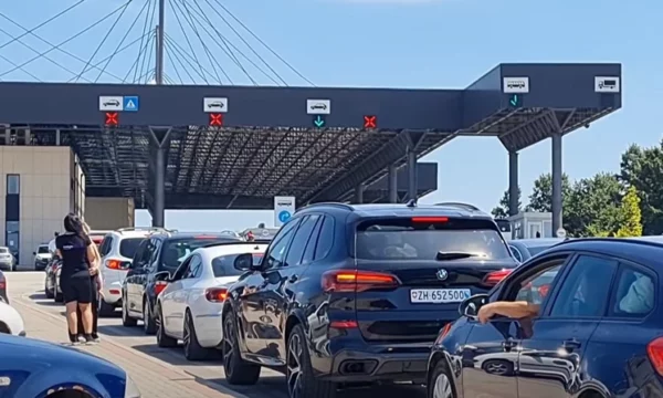 Në Merdarë pritjet mbi një orë, e te Dheu i Bardhë kolonat deri në 100 metra 