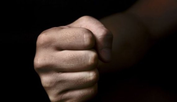 39-vjeçarja godet me grushta policin dhe rojen e spitalit në Tiranë