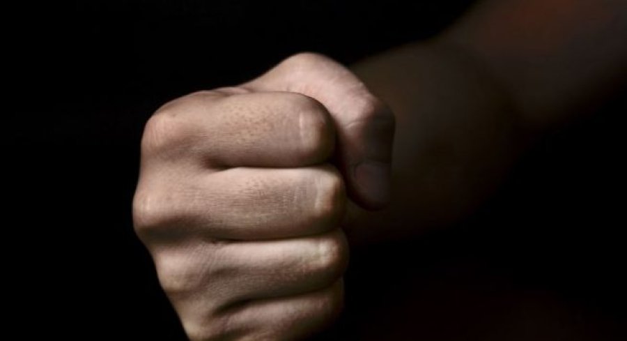 39-vjeçarja godet me grushta policin dhe rojen e spitalit në Tiranë