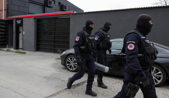 Policia e armatosur bastis shtëpinë e Andrew Tate